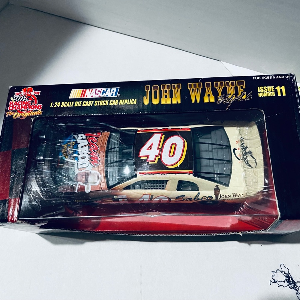 NASCAR 1:24 Scale Die Cast Car Replica (Sterling Martín #40 ) John Wayne Edition - Picture 2 of 5